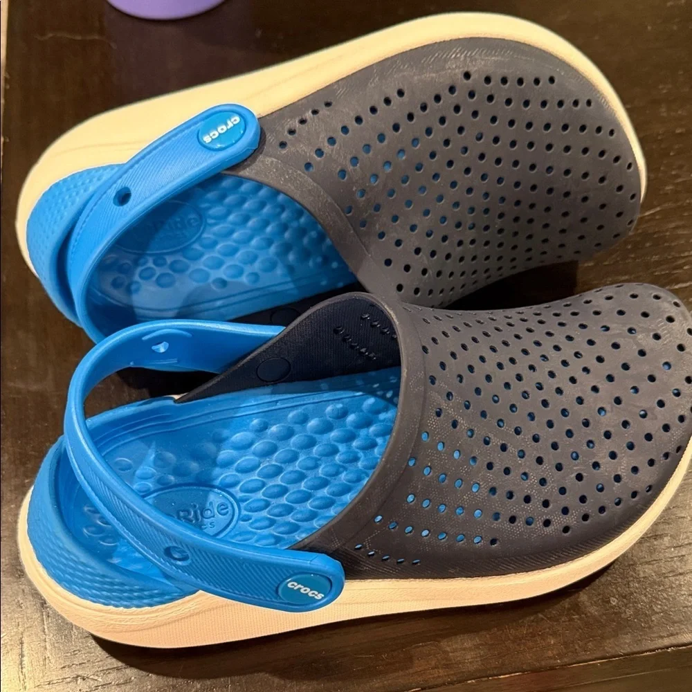 CROCS Kids Navy and Blue Water Shoes youth sz 2 barely used Lite Ride sandals